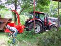 Štiepkovanie konárov z obecnej zelene štiepkovačom Junkkari